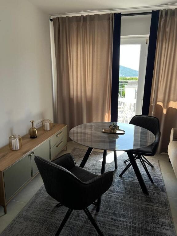Apartment dining corner with terrace access