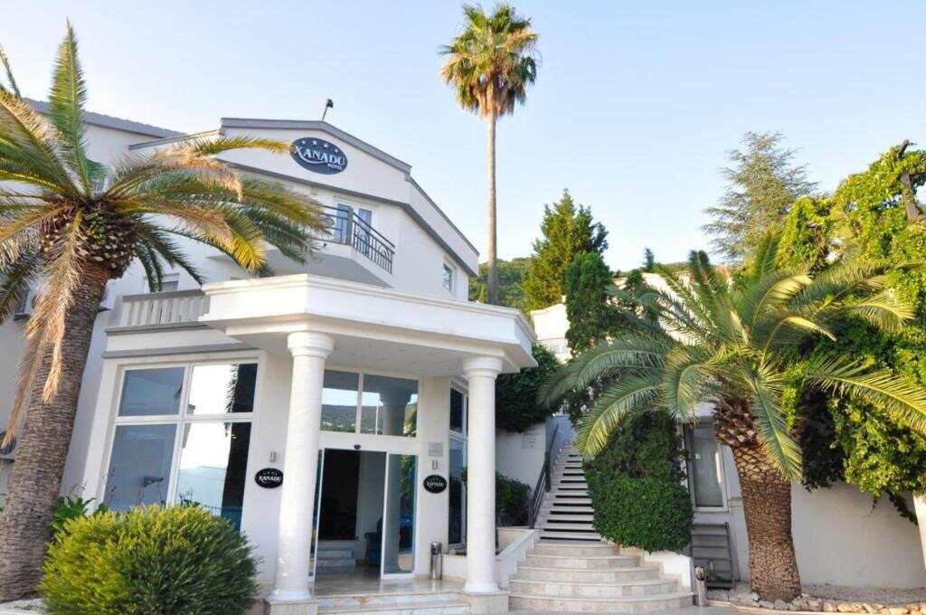 Entrance of Hotel Xanadu framed by palm trees