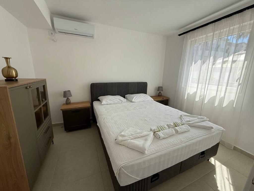 Air-conditioned bedroom with double bed at Hotel Xanadu