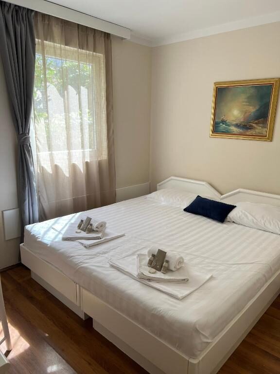 Bright bedroom with garden view at Hotel Xanadu