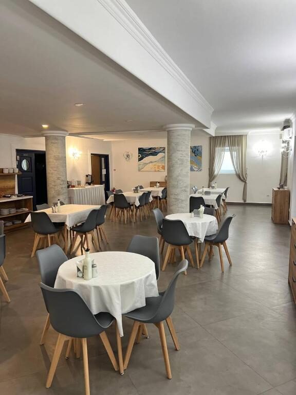 Hotel Xanadu restaurant with set tables where buffet breakfast is served